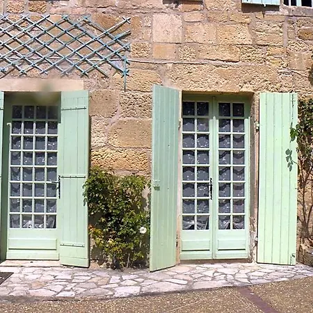 D'hotes & Pouget בית נופש